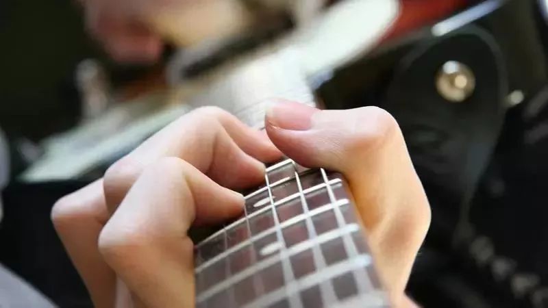 吉他教程入門基礎(chǔ)知識-吉他指法圖解入門